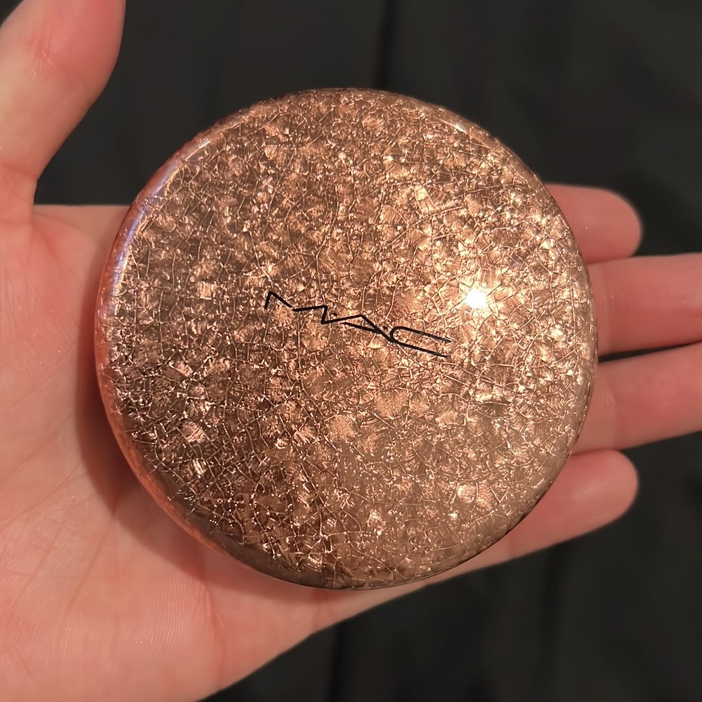 MAC - Whisper of Gilt Highlighter - Picture 6 of 8